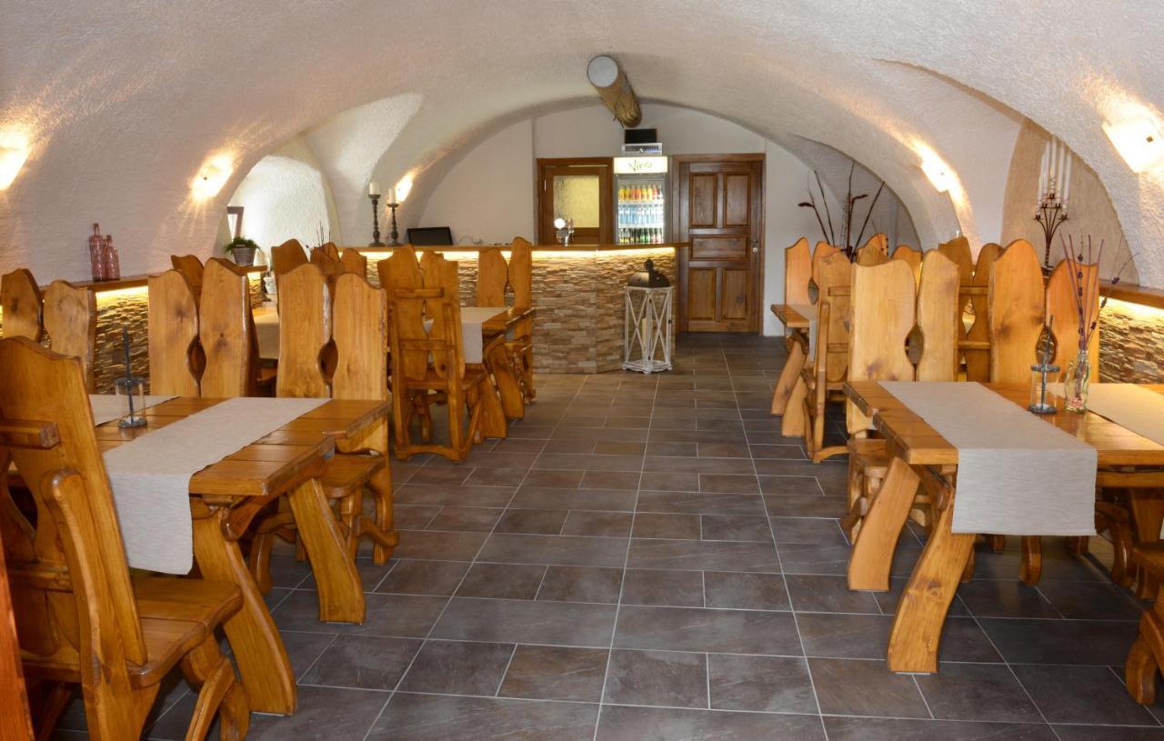 Restaurace A Penzion Pod Hradem 호텔 즐린 외부 사진